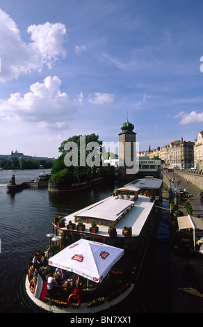 Tschechische Republik. Prag. Juni 2010. Boot-Restaurants am Masarykovo Nabrezi vor der Manes Gebäude, eröffnet im Jahre 1930 auf Slo Stockfoto