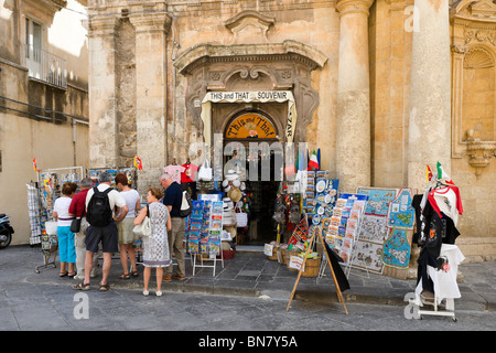 Souvenir-Shop auf den Corso Vittorio Emanuele, die Main Street im Zentrum historischen Stadt, Noto, südliche Sizilien, Italien Stockfoto