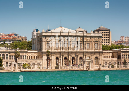 Dolmabahce Palast neben dem Bosporus, Istanbul, Türkei Stockfoto