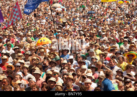 Menge aus der Pyramide-Bühne auf dem Glastonbury Festival 2010 fotografiert Stockfoto