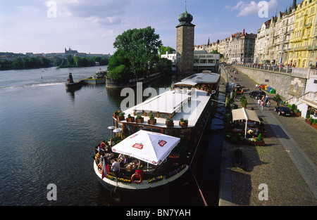 Tschechische Republik. Prag. Juni 2010. Boot-Restaurants am Masarykovo Nabrezi vor der Manes Gebäude. Stockfoto