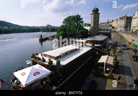 Tschechische Republik. Prag. Juni 2010. Boot-Restaurants am Masarykovo Nabrezi vor der Manes Gebäude, eröffnet im Jahre 1930 auf Slo Stockfoto