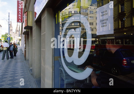 Tschechische Republik. Prag. Juni 2010. Internet-Cafe auf Jugoslavska Straße. Stockfoto