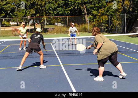 Pickleball ist ein Tennis wie Sport gespielt von Menschen aller Altersgruppen Stockfoto