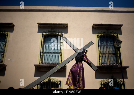 Eine Statue von Jesus Christus das Kreuz tragend wird während der Karwoche feiern in Oaxaca, Mexiko, 12. April 2009 angezeigt. Stockfoto