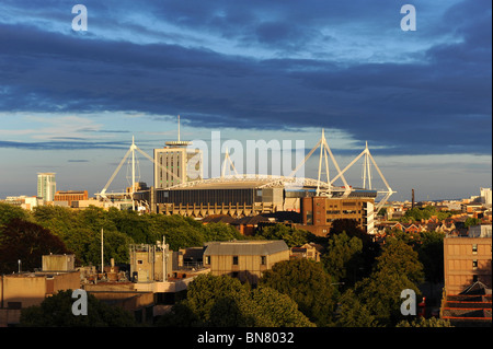 Das Millennium Stadium in Cardiff, Wales, mit der British Telecom Tower hinter. Im Bild bei Sonnenuntergang. Stockfoto