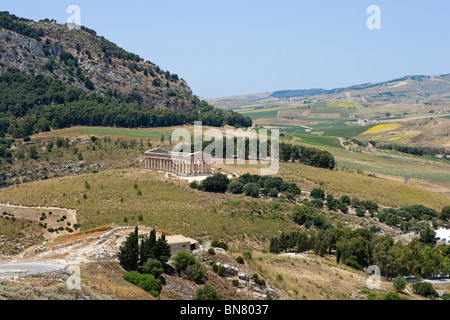 Der griechische Tempel von Segesta angesehen von der Straße bis zu Theater, Trapani Region, Nord-West-Sizilien, Italien Stockfoto