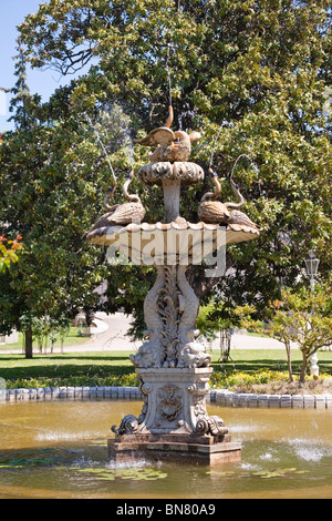 Springbrunnen und Teich auf dem Gelände des Dolmabahce Palast, Istanbul, Türkei Stockfoto