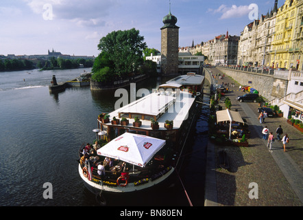 Tschechische Republik. Prag. Juni 2010. Boot-Restaurants am Masarykovo Nabrezi vor der Manes Gebäude, eröffnet im Jahre 1930 auf Slo Stockfoto