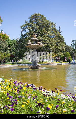 Springbrunnen und Teich auf dem Gelände des Dolmabahce Palast, Istanbul, Türkei Stockfoto