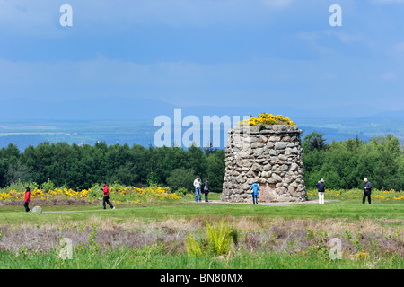 Touristen besuchen das Moor mit seinen Memorial Cairn und Besucher Zentrum bei Culloden Battlefield, Schottland, Großbritannien Stockfoto