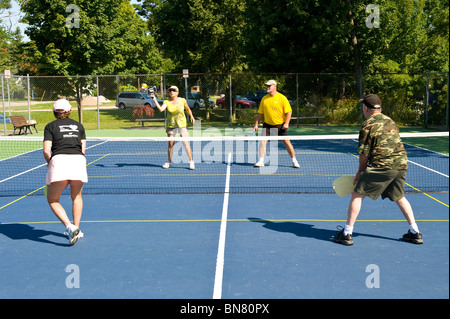 Pickleball ist ein Tennis wie Sport gespielt von Menschen aller Altersgruppen Stockfoto