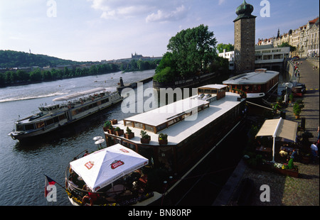 Tschechische Republik. Prag. Juni 2010. Boot-Restaurants am Masarykovo Nabrezi vor der Manes Gebäude, eröffnet im Jahre 1930 auf Slo Stockfoto