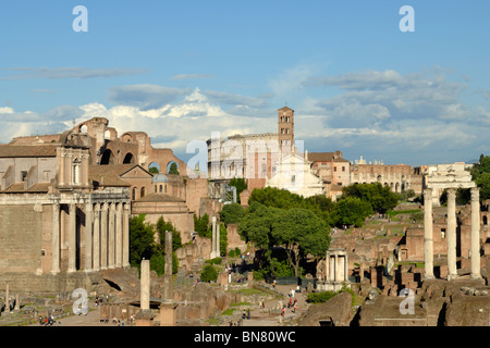 Das Kolosseum und das Forum Romanum, Rom, Italien Stockfoto