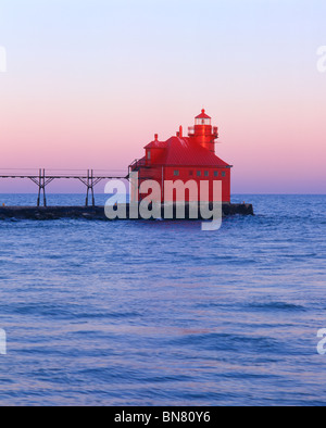 Door County, WI roten Sturgeon Bay Kanal Nord Pierhead Leuchtturm am Lake Michigan Stockfoto