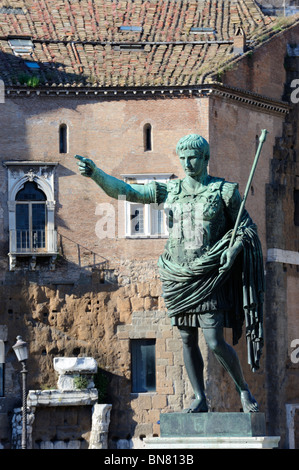 Eine Statue auf der Via dei Fori Imperiali in Rom, Italien Stockfoto