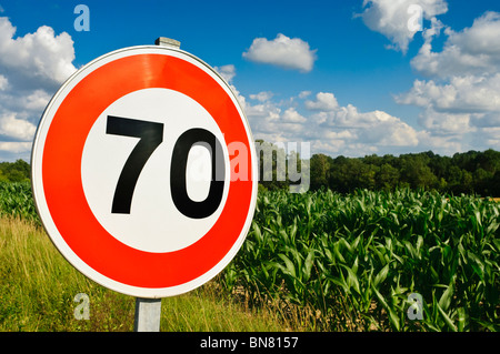 70 km/h Geschwindigkeit Beschränkung Zeichen / Ackerland mit Mais - süßen Mais wachsen - Indre-et-Loire, Frankreich. Stockfoto