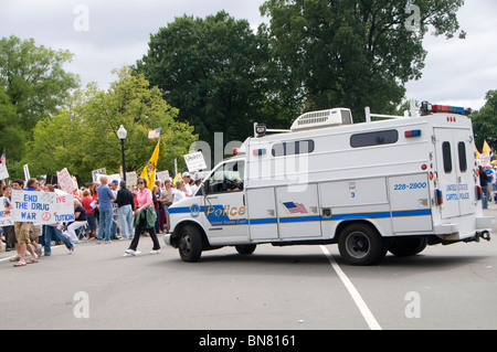 US Capitol Police Fahrzeug Kontrollen Menge am Rallye Protestdemonstration Washington D.C. Stockfoto