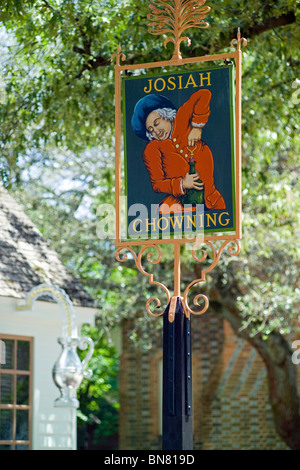 Eine illustrierte aus dem 18. Jahrhundert Straßenschild markiert der Josiah Chowning Tavern on Herzog von Gloucester Street im historischen Colonial Williamsburg, Virginia, USA. Stockfoto