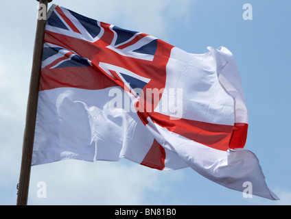 Royal Navy White Ensign als geflogen von der Rückseite eines Kriegsschiffes im Vereinigten Königreich Stockfoto