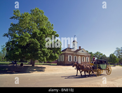 Besucher genießen eine Pferdekutsche Fahrt vorbei an der 1770er Jahre Gerichtsgebäude auf Duke of Gloucester Street im historischen Colonial Williamsburg in Virginia, USA. Stockfoto