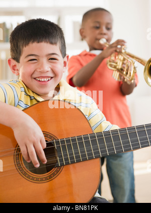 Jungs spielen, Trompete und Gitarre Stockfoto