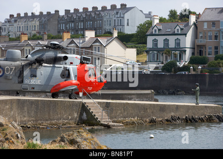 Crew-Mitglied prüft vor der Royal Navy Rescue Westland Sea King HU5 Hubschrauber XZ920 vor dem Start Bangor Nordirland Vereinigtes Königreich Stockfoto