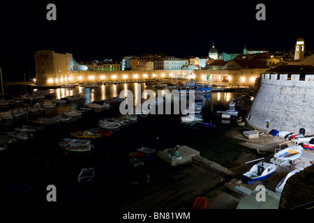 Dubrovnik Hafen und Stadt-Mauer in der Nacht Stockfoto