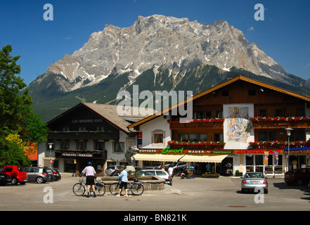 Wichtigsten Platz von Lermoos, Wetterstein-Gebirge mit Mt. Zugspitze in den Rücken, Zugspitzarena, Tirol, Österreich Stockfoto