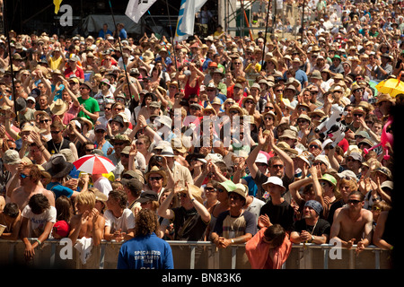 Menge aus der Pyramide-Bühne auf dem Glastonbury Festival 2010 fotografiert Stockfoto