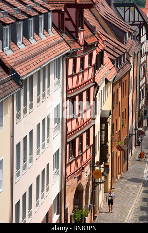 Nürnberg traditionelle Holz gestaltete Fassade mit einem Mann in bayerischer Tracht auf der Straße. Stockfoto