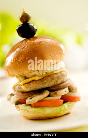 Supreme Burger BBQ - gemacht mit Huhn Pattie, amerikanischer Käse, würziger BBQ-Sauce, Salat und Tomate Stockfoto