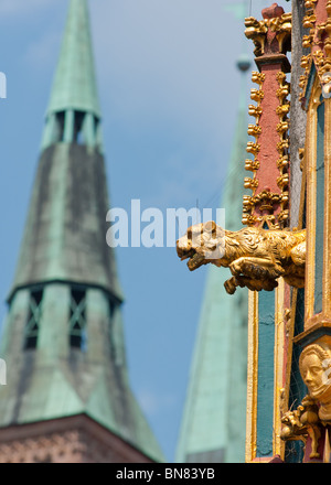 Schöner Brunnen Brunnen Details Sebalduskirche im Hintergrund Stockfoto