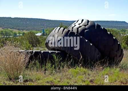 Riesige Traktorreifen besetzen die Landschaft vor den Toren von Corona, New Mexico. Stockfoto