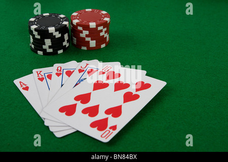 Vier Asse mit Poker-Chips am grünen Tisch Stockfoto