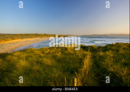 Einen wunderschönen Sommerabend bei Godrevy Strand, gelegen an der Nordküste von Cornwall Stockfoto