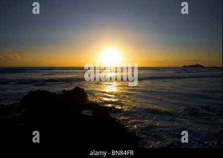 Godrevy Leuchtturm in Cornwall, im wunderschönen goldenen Sonnenuntergang Sommerabend Silhouette Stockfoto