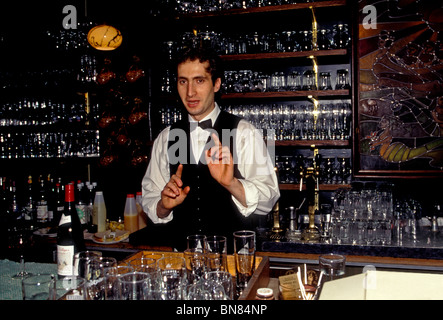 Belgische Mann, Barkeeper, La Chaloupe d'Or, Restaurant, De Gulden Boot, Restaurant, GrandPlace, Stadt der Region Hauptstadt Brüssel, Brüssel, Belgien Stockfoto