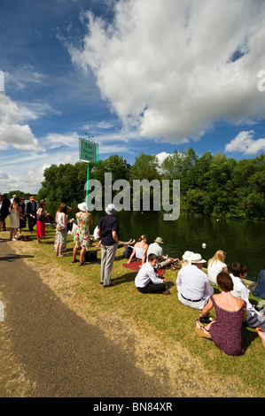 Zuschauer und Zuschauer säumen den Fluss Themse genießen Henley Royal Regatta. Stockfoto