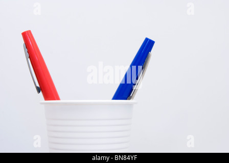 Rote und blaue Filzstifte in White Cup Stockfoto