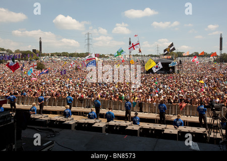 Menge aus der Pyramide-Bühne auf dem Glastonbury Festival 2010 fotografiert Stockfoto