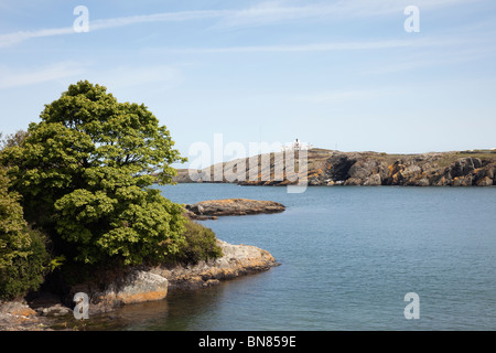 Llaneilian, Isle of Anglesey, North Wales, UK, Europa. Blick über die Bucht zum Leuchtturm von Point Lynas (Trwyn Eilian) Stockfoto