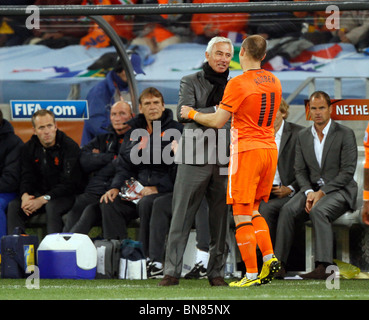 BERT VAN MARWIJK & ARJEN ROBBE URUGUAY V HOLLAND GREEN POINT Stadion Kapstadt Südafrika 6. Juli 2010 Stockfoto