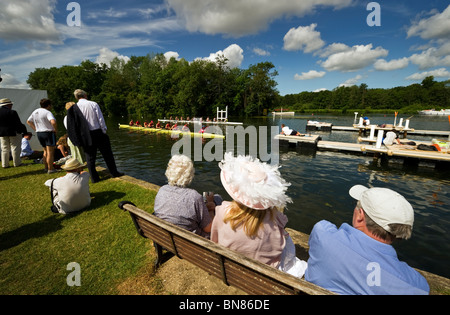 Zuschauer und Zuschauer säumen die Themse genießen Henley Royal Regatta eine jährliche UK Anlass Stockfoto