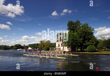 Wettbewerbsfähige Ruderer racing vorbei Tempelinsel auf der Themse in Henley Royal Regatta. Stockfoto