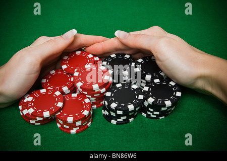 Poker-Spieler einen großen Stapel Chips Rechen Stockfoto