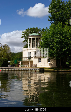 Tempel Insel Reflexionen auf der Themse gebaut als eine Torheit zu römischen Designs ist der Beginn der Henley Regatta Stockfoto