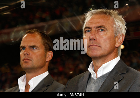 BERT VAN MARWIJK & DE BOER URUGUAY V HOLLAND GREEN POINT Stadion Kapstadt Südafrika 6. Juli 2010 Stockfoto