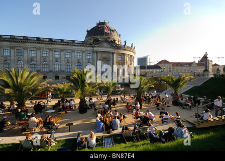 "Strandbar Mitte" Stadtstrand mit dem Bodemuseum Museum, Lido Lage gegenüber der Museumsinsel, Monbijoupark, Berlin. Stockfoto