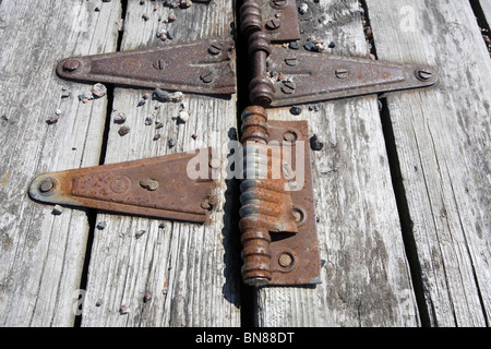 alten Scharniere auf verfallene Holzdeckel Stockfoto